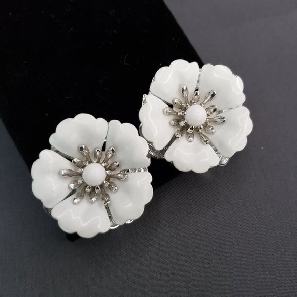 Sarah Coventry White Enamel Floral Flower Clip On Earring Pat Pend Vtg 1964 - Picture 3 of 10